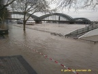 2018, Hochwasser in Köln, Rhein / Altstadtufer mit Hohenzollernbrücke, 2018 Januar