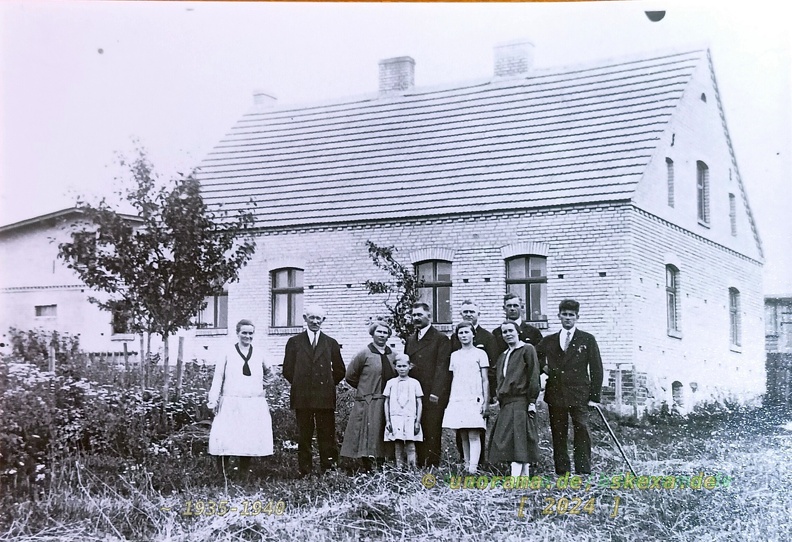 1935-ca_Westpreussen_Neudorf_Haus-Klawonn_uroma-laura_uropa-rudolf.jpg